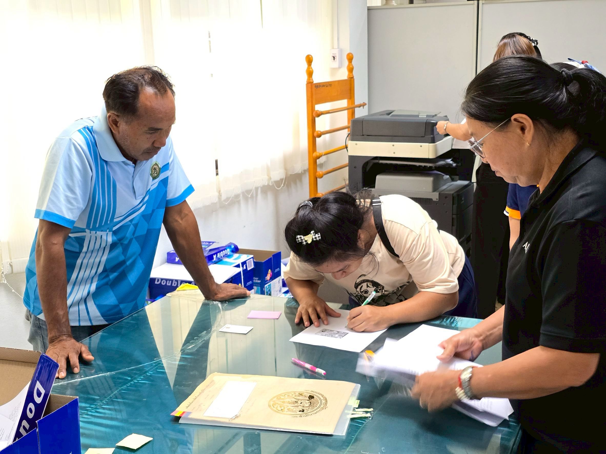 title - วันที่ 26 มีนาคม 2569 นายวิทูล ประดิษฐบุญ ปฏิรูปที่ดินจังหวัดปราจีนบุรี  พร้อมด้วย นายภูมินทร์ โพธิ์ชูชัชวาล ผู้จัดการธนาคารเพื่อการเกษตรและสหกรณ์การเกษตร(ธ.ก.ส.) สาขาวังท่าช้าง  ได้มาตรวจเยี่ยมช่วยอำนวยความสะดวกแก่เกษตรกรที่เข้ามาใช้บริการ ณ สำนักงานการปฏิรูปที่ดินจังหวัดปราจีนบุรี ชั้น 3 ศาลากลางจังหวัดปราจีนบุรี